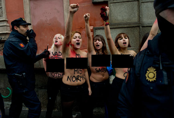 عاريات الصدور يصلن الى بيت لحم احتجاجا على جرائم شرف العائلة! صورة رقم 1