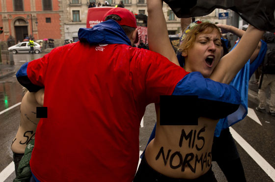 عاريات الصدور يصلن الى بيت لحم احتجاجا على جرائم شرف العائلة! صورة رقم 4