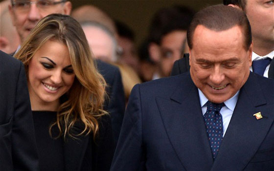 عشيقة برليسكوني تطلب لقاء البابا لاخراج الرئيس السابق من محنته! صورة رقم 3