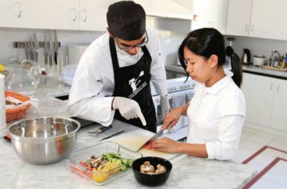 كبار الخدم البريطانيين في بيوت الخليجيين برواتب تفوق الخيال صورة رقم 3