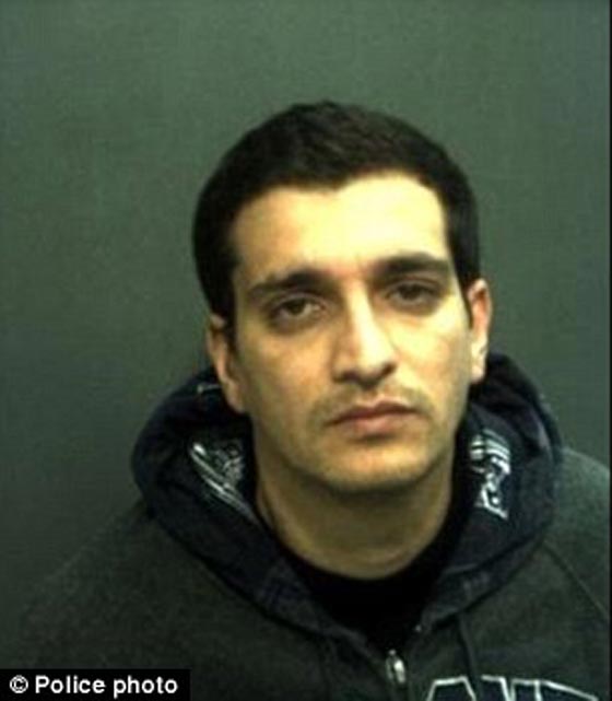 اعتقال اب ترك طفله وحيدا في سيارة مقفلة وذهب يتسوق  صورة رقم 2