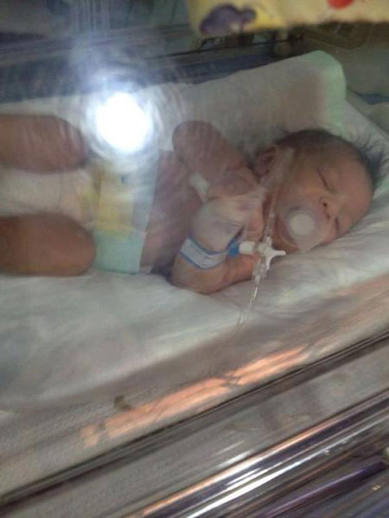 بالصور: ممرضات يغلقن أفواه الاطفال بشريط لاصق منعا للبكاء! صورة رقم 1