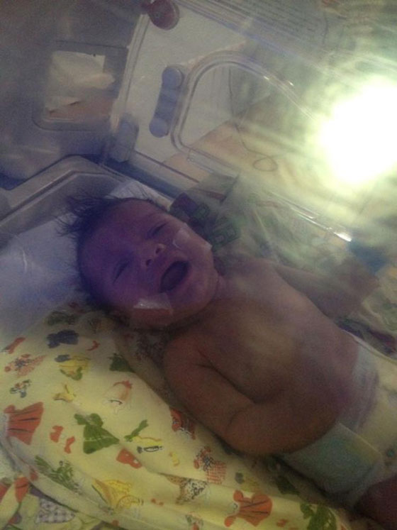 بالصور: ممرضات يغلقن أفواه الاطفال بشريط لاصق منعا للبكاء! صورة رقم 2