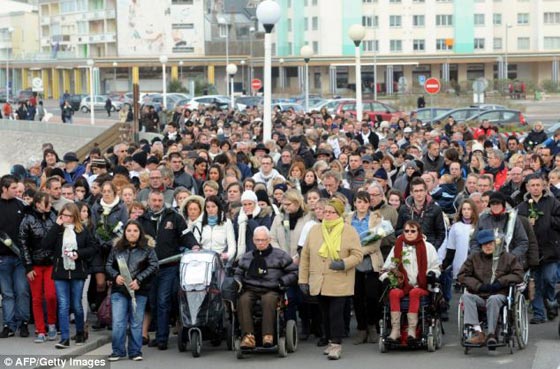 صور مريعة لأم فرنسية تدفع عربة طفلتها لتغرق في البحر صورة رقم 4