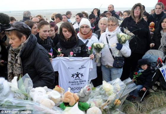 صور مريعة لأم فرنسية تدفع عربة طفلتها لتغرق في البحر صورة رقم 7