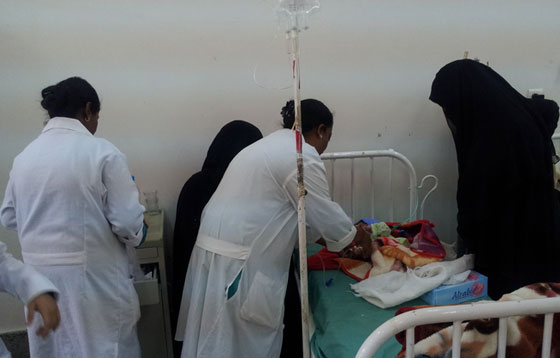 لاجئة سورية في اليمن تضع ثلاثة توائم على قارعة الطريق صورة رقم 1