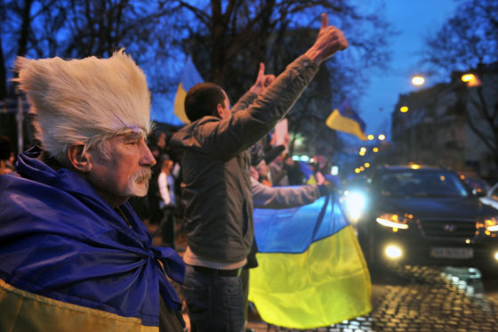 بالصور.. قنابل مسيلة للدموع وعنف وحرائق في كييف صورة رقم 8