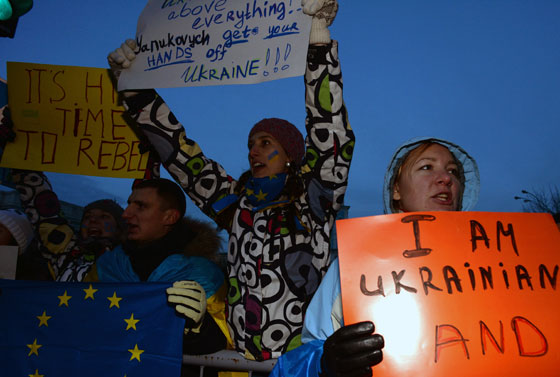 بالصور.. قنابل مسيلة للدموع وعنف وحرائق في كييف صورة رقم 7