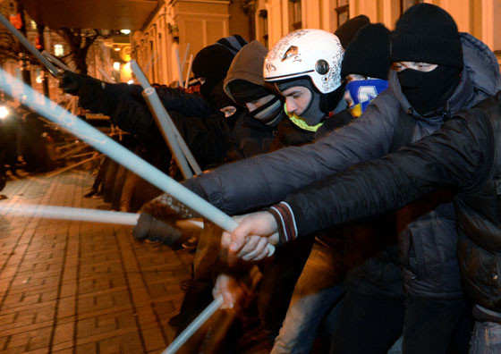 بالصور.. قنابل مسيلة للدموع وعنف وحرائق في كييف صورة رقم 6