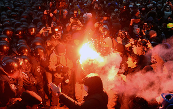 بالصور.. قنابل مسيلة للدموع وعنف وحرائق في كييف صورة رقم 1