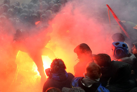 بالصور.. قنابل مسيلة للدموع وعنف وحرائق في كييف صورة رقم 2