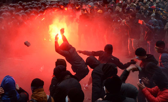 بالصور.. قنابل مسيلة للدموع وعنف وحرائق في كييف صورة رقم 5