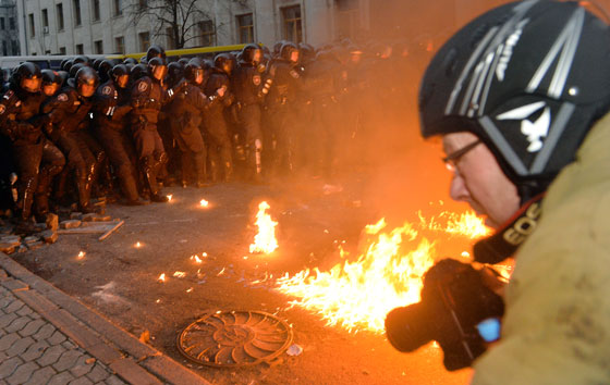 بالصور.. قنابل مسيلة للدموع وعنف وحرائق في كييف صورة رقم 9