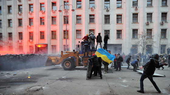 بالصور.. قنابل مسيلة للدموع وعنف وحرائق في كييف صورة رقم 19