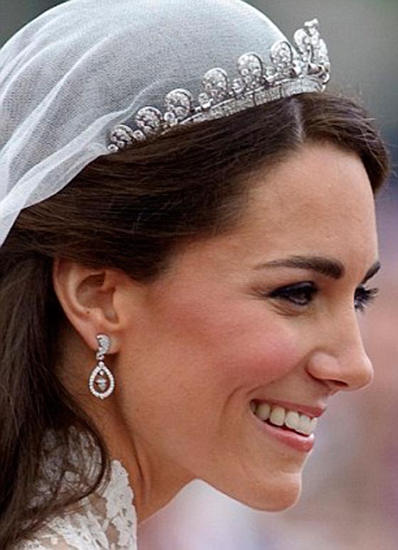 صور كيت ميدلتون متألقة وجميلة ترتدي تاجا مرصعا بالماس صورة رقم 3