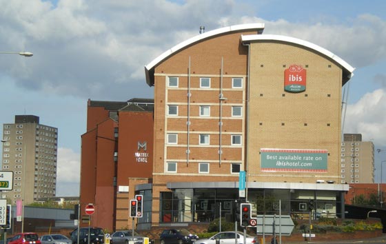 قرار محكمة غريب: اطلاق سراح شاب تمشى عاريا في الفندق ووضع خرطوم الماء في مؤخرته صورة رقم 2