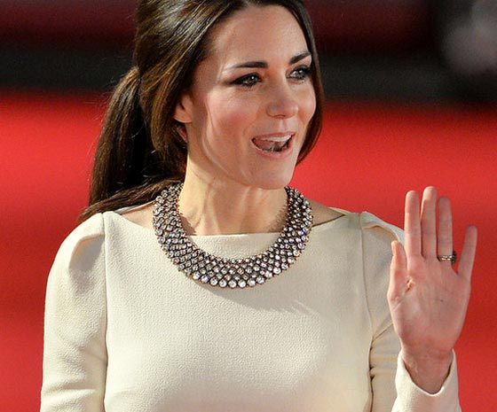 كيت ميدلتون من تاج مرصع لا يقدّر بثمن الى قلادة رخيصة من الزجاج بـ30 دولار  صورة رقم 2