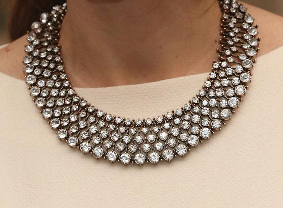 كيت ميدلتون من تاج مرصع لا يقدّر بثمن الى قلادة رخيصة من الزجاج بـ30 دولار  صورة رقم 3