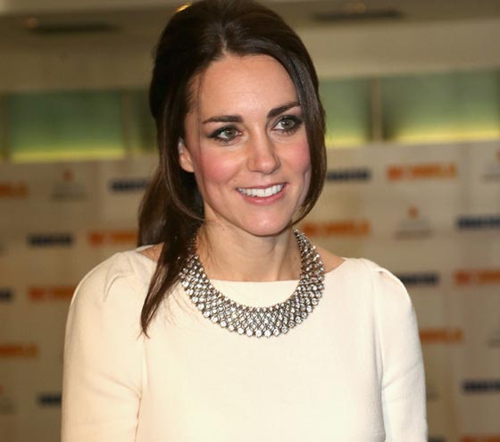 كيت ميدلتون من تاج مرصع لا يقدّر بثمن الى قلادة رخيصة من الزجاج بـ30 دولار  صورة رقم 4
