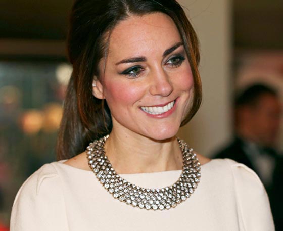 كيت ميدلتون من تاج مرصع لا يقدّر بثمن الى قلادة رخيصة من الزجاج بـ30 دولار  صورة رقم 6