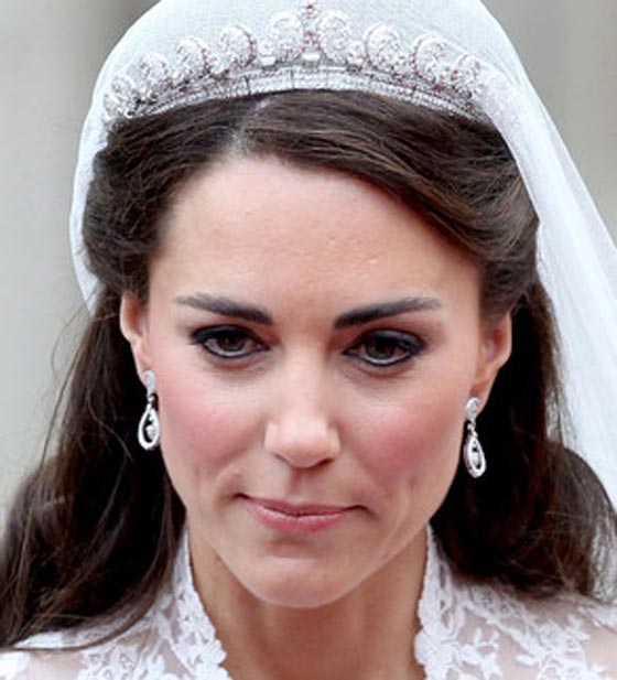 كيت ميدلتون من تاج مرصع لا يقدّر بثمن الى قلادة رخيصة من الزجاج بـ30 دولار  صورة رقم 9