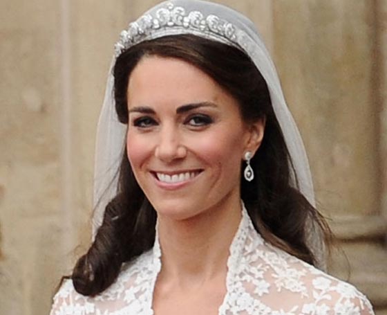 كيت ميدلتون من تاج مرصع لا يقدّر بثمن الى قلادة رخيصة من الزجاج بـ30 دولار  صورة رقم 10