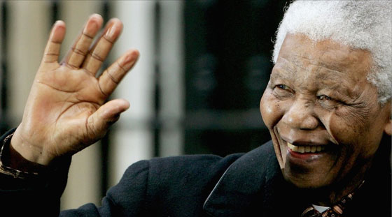 عائض القرني دعا مانديلا للاسلام واهداه 