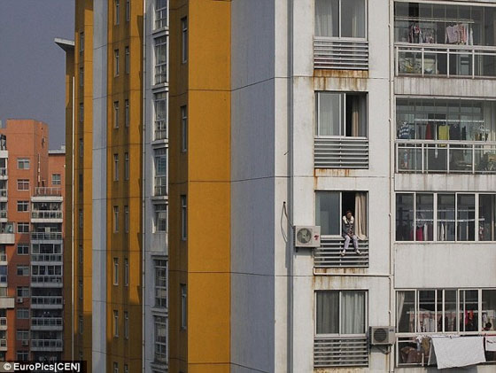 عاطلة عن العمل تهدد بقذف إبنها من الطابق 12 والانتحار صورة رقم 3