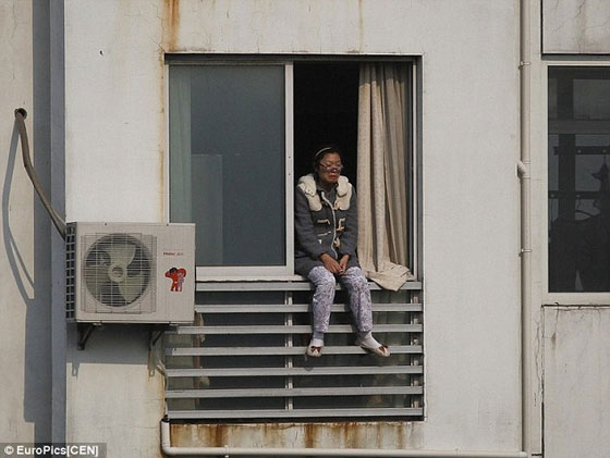 عاطلة عن العمل تهدد بقذف إبنها من الطابق 12 والانتحار صورة رقم 4