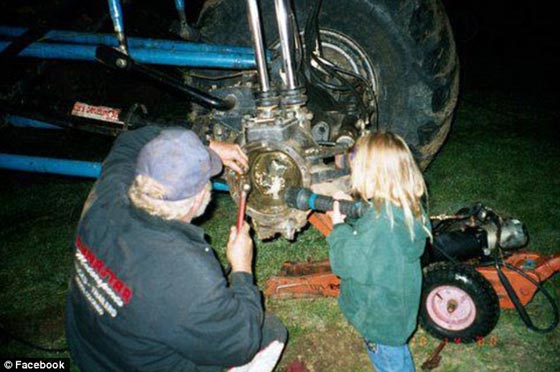 فتاة (16 عاما) تتحدى الرجال بكونها اصغر سائق لشاحنة عملاقة صورة رقم 3