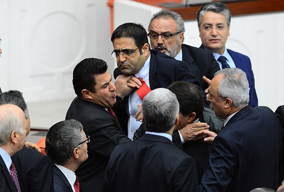 شجار في البرلمان التركي وعنف جسدي بسبب كلمة كردستان صورة رقم 1