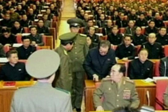 كوريا: سونغ ثايك في صور مهينة بعد ان عزله ابن اخيه الدكتاتور صورة رقم 2 كوريا: سونغ ثايك في صور مهينة بعد ان عزله ابن اخيه الدكتاتور صورة رقم 2