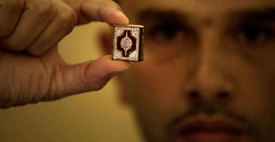 اصغر مصحف بريشة تركية وكتابة اسم الجلالة على شعرة صورة رقم 1 اصغر مصحف بريشة تركية وكتابة اسم الجلالة على شعرة صورة رقم 1