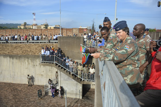 جثمان مانديلا يبدأ رحلته الاخيرة الى ارض اجداده ومسقط رأسه صورة رقم 2 جثمان مانديلا يبدأ رحلته الاخيرة الى ارض اجداده ومسقط رأسه صورة رقم 2