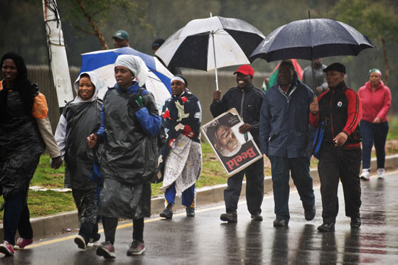 جثمان مانديلا يبدأ رحلته الاخيرة الى ارض اجداده ومسقط رأسه صورة رقم 5 جثمان مانديلا يبدأ رحلته الاخيرة الى ارض اجداده ومسقط رأسه صورة رقم 5