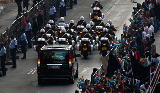 جثمان مانديلا يبدأ رحلته الاخيرة الى ارض اجداده ومسقط رأسه صورة رقم 8 جثمان مانديلا يبدأ رحلته الاخيرة الى ارض اجداده ومسقط رأسه صورة رقم 8