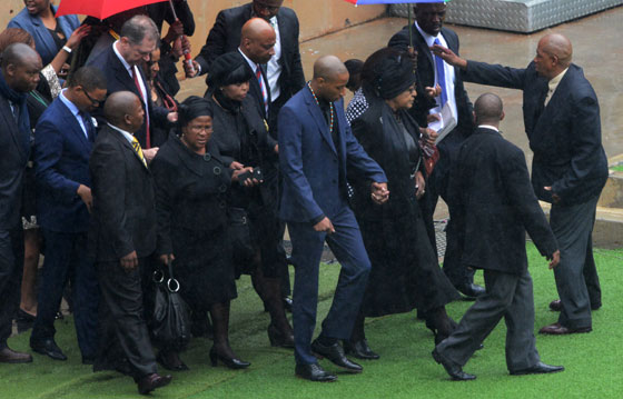 جثمان مانديلا يبدأ رحلته الاخيرة الى ارض اجداده ومسقط رأسه صورة رقم 11 جثمان مانديلا يبدأ رحلته الاخيرة الى ارض اجداده ومسقط رأسه صورة رقم 11