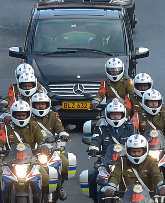 جثمان مانديلا يبدأ رحلته الاخيرة الى ارض اجداده ومسقط رأسه صورة رقم 15 جثمان مانديلا يبدأ رحلته الاخيرة الى ارض اجداده ومسقط رأسه صورة رقم 15