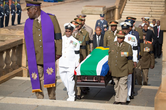 جثمان مانديلا يبدأ رحلته الاخيرة الى ارض اجداده ومسقط رأسه صورة رقم 17 جثمان مانديلا يبدأ رحلته الاخيرة الى ارض اجداده ومسقط رأسه صورة رقم 17