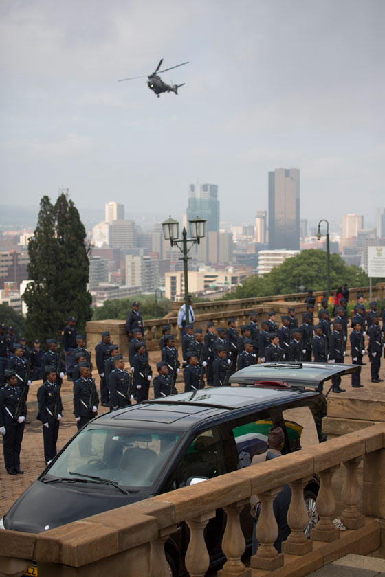 جثمان مانديلا يبدأ رحلته الاخيرة الى ارض اجداده ومسقط رأسه صورة رقم 18 جثمان مانديلا يبدأ رحلته الاخيرة الى ارض اجداده ومسقط رأسه صورة رقم 18