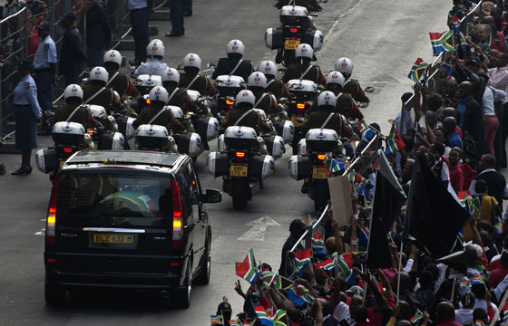 جثمان مانديلا يبدأ رحلته الاخيرة الى ارض اجداده ومسقط رأسه صورة رقم 19 جثمان مانديلا يبدأ رحلته الاخيرة الى ارض اجداده ومسقط رأسه صورة رقم 19