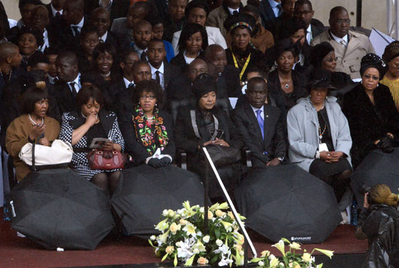 جثمان مانديلا يبدأ رحلته الاخيرة الى ارض اجداده ومسقط رأسه صورة رقم 23 جثمان مانديلا يبدأ رحلته الاخيرة الى ارض اجداده ومسقط رأسه صورة رقم 23