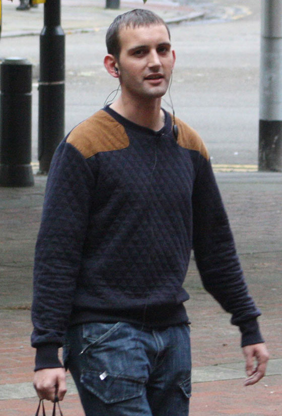 لص علق في نافذة الحمام فناشد اصحاب البيت استدعاء الشرطة صورة رقم 3