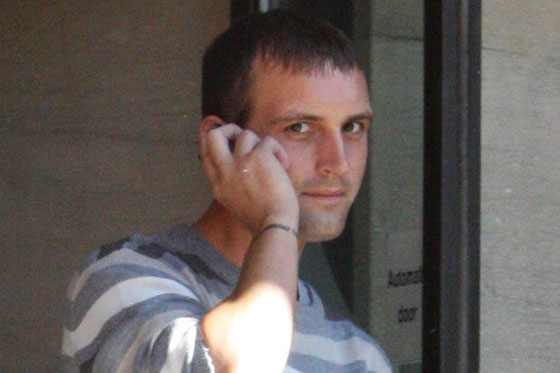 لص علق في نافذة الحمام فناشد اصحاب البيت استدعاء الشرطة صورة رقم 1