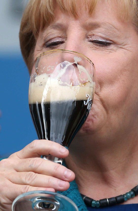 بالصور.. سياسيون في وضعيات غريبة وغير مألوفة صورة رقم 23