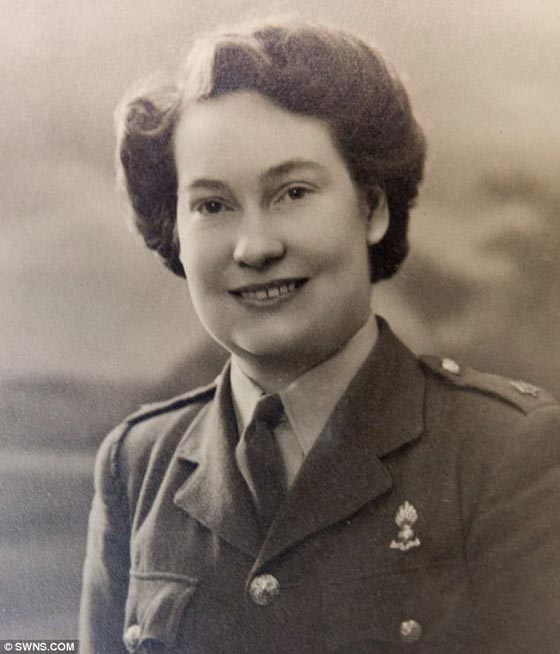 تسعينية تستعين بخبرتها في الجيش لإنقاذ مسن من شقته المحترقة صورة رقم 2