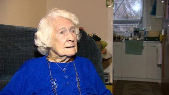 تسعينية تستعين بخبرتها في الجيش لإنقاذ مسن من شقته المحترقة صورة رقم 1