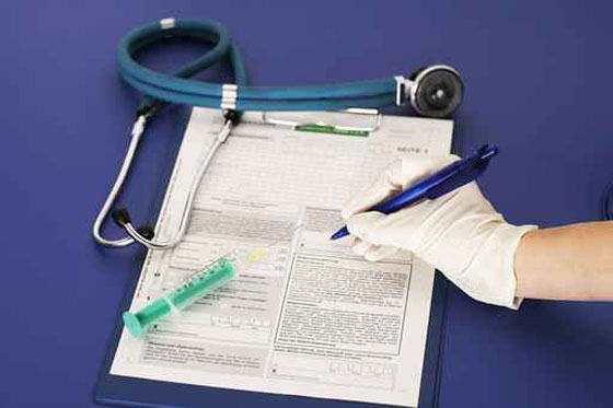 مستشفى سعودي يتعاقد مع طبيب أوقفته محكمة طبية لكثرة اخطائه صورة رقم 1