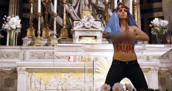 عاريات فيمن يتظاهرن ضد الاجهاض أمام كنيسة مدريد صورة رقم 1