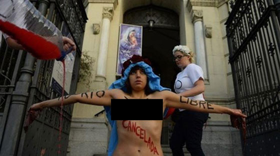 عاريات فيمن يتظاهرن ضد الاجهاض أمام كنيسة مدريد صورة رقم 2